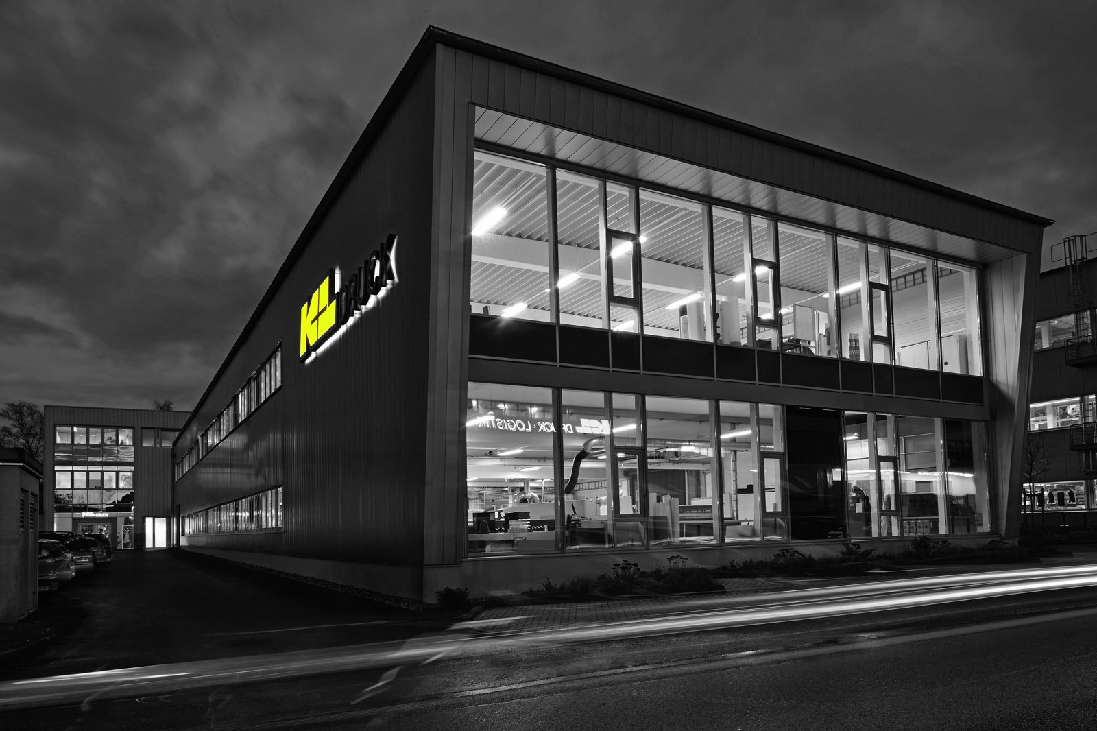 KL-Gebäude bei Nacht