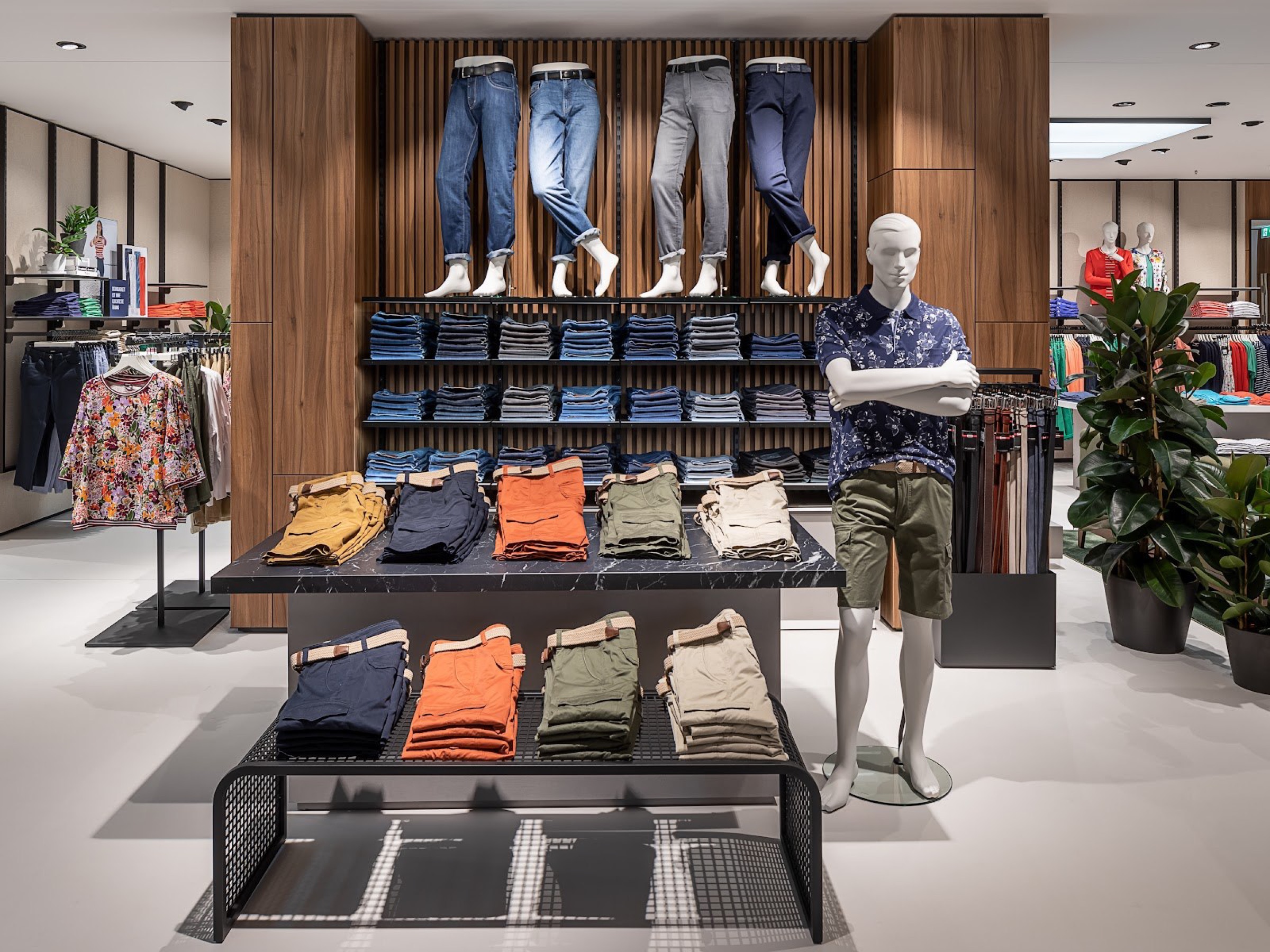 Warenträger und Displays in einer Walbusch-Filiale
